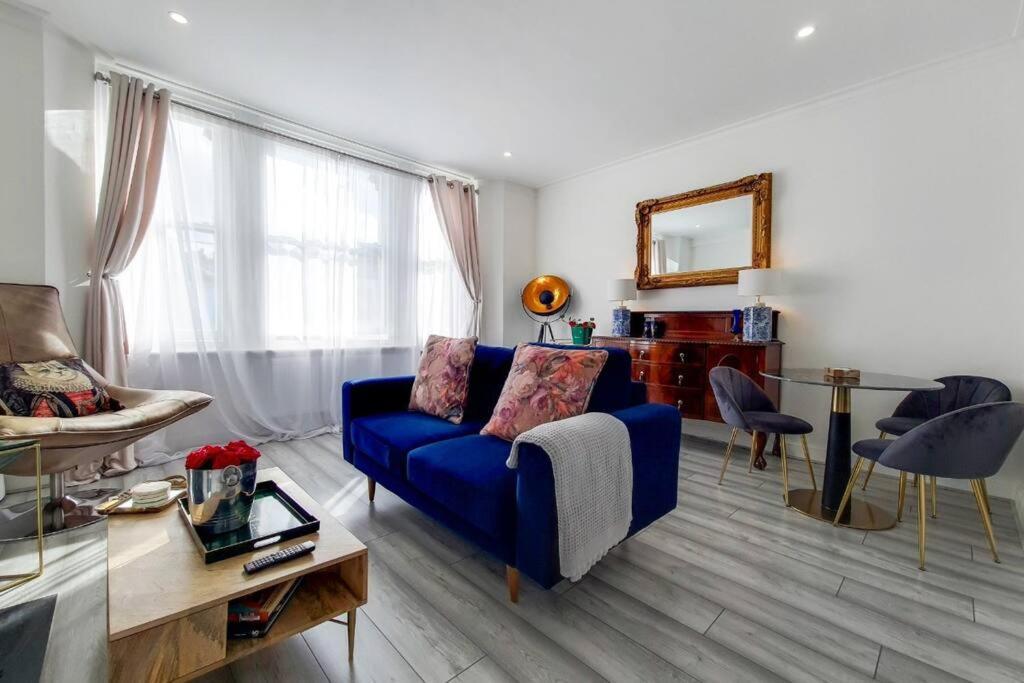 Appartamento Immaculately Presented 1 Bed Londra Esterno foto