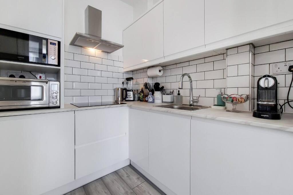 Appartamento Immaculately Presented 1 Bed Londra Esterno foto