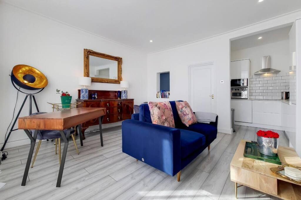 Appartamento Immaculately Presented 1 Bed Londra Esterno foto